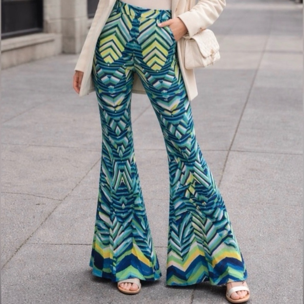 Stylish Geometric Print Flare Pants